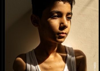 صورة من غزة تفوز بجائزة “وورلد برس فوتو 2024”:  “كيف سأعانقك؟” مأساة طفل هزت ضمير العالم